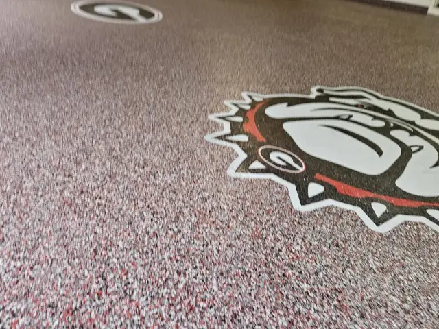 Red flake floor with an inlaid Georgia Bulldogs logo