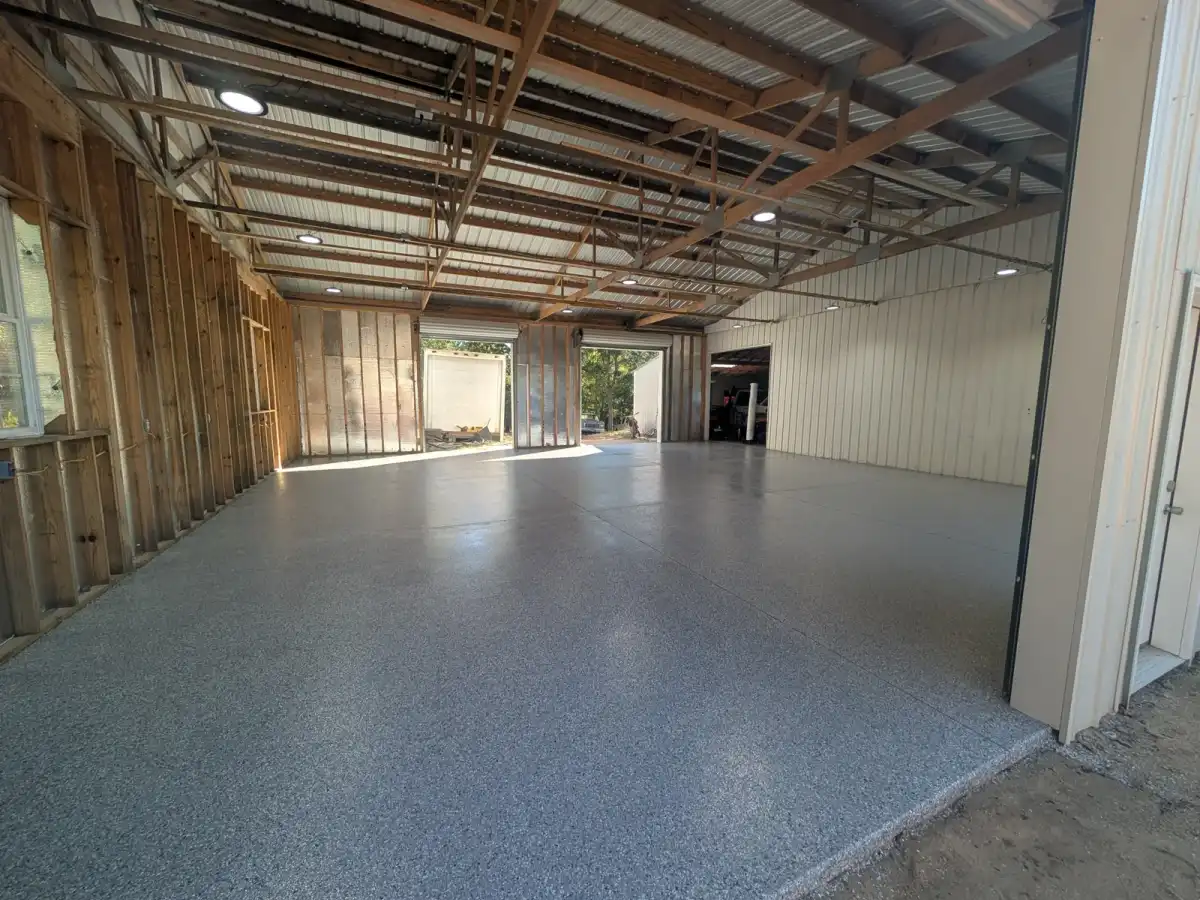 Coated floor in a long steel-framed building